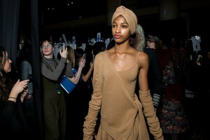 backstage-defile-michael-kors-automne-hiver-2019-2020-new-york-coulisses-124.thumb.jpg.9ae85f4b30c7f9874a14fcdd8e452103.jpg