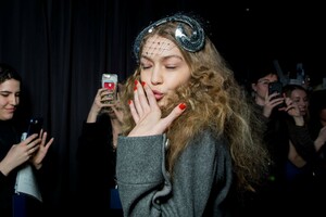 backstage-defile-michael-kors-automne-hiver-2019-2020-new-york-coulisses-128.thumb.jpg.8594becb8aa5b6bb2d905f6f0f8f5a84.jpg