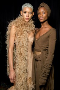 backstage-defile-michael-kors-automne-hiver-2019-2020-new-york-coulisses-36.thumb.jpg.0790c3a454f652609cea4557ca8c056d.jpg