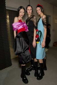 backstage-defile-prada-automne-hiver-2019-2020-milan-coulisses-168.thumb.jpg.24d1ad10eb9960175926e3e5ea014df3.jpg