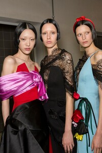 backstage-defile-prada-automne-hiver-2019-2020-milan-coulisses-169.thumb.jpg.1bb08cb7c11cc27d3070c455f4bd180d.jpg