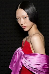 backstage-defile-prada-automne-hiver-2019-2020-milan-coulisses-170.thumb.jpg.8ba67b516f86bfb799d32b36768afb33.jpg