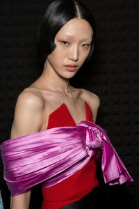 backstage-defile-prada-automne-hiver-2019-2020-milan-coulisses-172.thumb.jpg.0cdf109aff7eff8b54afd2c4865f0abd.jpg