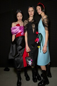 backstage-defile-prada-automne-hiver-2019-2020-milan-coulisses-185.thumb.jpg.fe248c3b539426eb43965784cd0a3c36.jpg