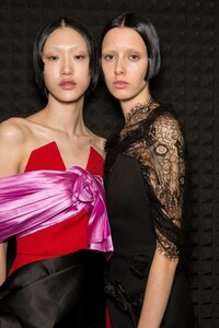 backstage-defile-prada-automne-hiver-2019-2020-milan-coulisses-212.thumb.jpg.48f1d251422d7890cb780de5e3991cf4.jpg