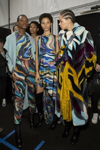 backstage-defile-roberto-cavalli-automne-hiver-2019-2020-milan-coulisses-41.thumb.jpg.93cad1e370ed773c876bb70726293368.jpg