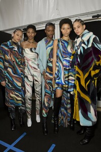 backstage-defile-roberto-cavalli-automne-hiver-2019-2020-milan-coulisses-42.thumb.jpg.53e6525df730194f12ec0ee42ca700c3.jpg