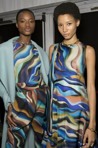 backstage-defile-roberto-cavalli-automne-hiver-2019-2020-milan-coulisses-45.thumb.jpg.538e392e3ac7b6276ed3c1cd54f3cb4c.jpg