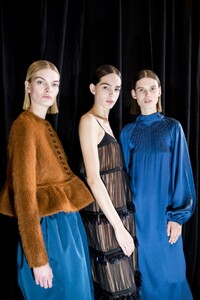 backstage-defile-rochas-automne-hiver-2019-2020-paris-coulisses-13.thumb.jpg.310e38ca1f684eb9ee96aedfe955d388.jpg