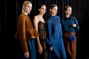 backstage-defile-rochas-automne-hiver-2019-2020-paris-coulisses-15.thumb.jpg.fd46699db22ff78d9febbcc799a01a38.jpg