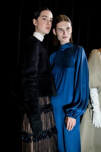 backstage-defile-rochas-automne-hiver-2019-2020-paris-coulisses-20.thumb.jpg.85904dbab78a39ad72c8fc84456c0353.jpg