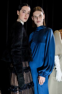 backstage-defile-rochas-automne-hiver-2019-2020-paris-coulisses-21.thumb.jpg.3f6418ed1de39e5f0ab2e8b29584d1f3.jpg