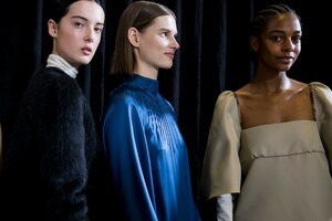 backstage-defile-rochas-automne-hiver-2019-2020-paris-coulisses-31.thumb.jpg.b5d103e9e9043b4eb557c6ef3b4f66d0.jpg