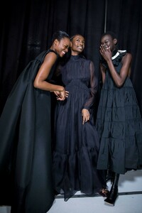 backstage-defile-rochas-automne-hiver-2019-2020-paris-coulisses-38.thumb.jpg.55cf5c6f79efdd131a3496ec539616c0.jpg