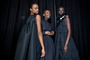 backstage-defile-rochas-automne-hiver-2019-2020-paris-coulisses-40.thumb.jpg.6f000c4e8fa9ceef7b231073e69fefe7.jpg