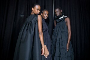 backstage-defile-rochas-automne-hiver-2019-2020-paris-coulisses-41.thumb.jpg.18164bf69683a7a073a20b00bddeff8e.jpg