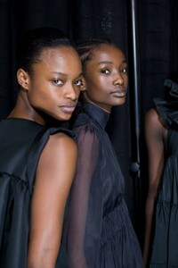 backstage-defile-rochas-automne-hiver-2019-2020-paris-coulisses-42.thumb.jpg.f530a9d3b11c5caac59a151e2ca489d2.jpg
