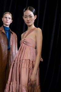 backstage-defile-rochas-automne-hiver-2019-2020-paris-coulisses-59.thumb.jpg.90087166592af627e2ccd31cf05fc17b.jpg