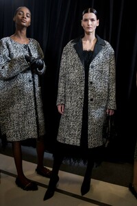 backstage-defile-rochas-automne-hiver-2019-2020-paris-coulisses-66.thumb.jpg.4141e41deee2a845ad9187bf7d9580c4.jpg