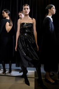 backstage-defile-rochas-automne-hiver-2019-2020-paris-coulisses-69.thumb.jpg.78fcedb0c58e54d6521ddbd096650b47.jpg