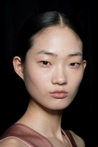 backstage-defile-rochas-automne-hiver-2019-2020-paris-coulisses-98.thumb.jpg.d3d21eda9599a8e99217f298232d0f8e.jpg