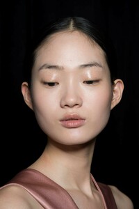 backstage-defile-rochas-automne-hiver-2019-2020-paris-coulisses-99.thumb.jpg.402dd9c32000f7058a83c4a22eaa04a0.jpg