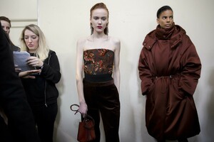 backstage-defile-salvatore-ferragamo-automne-hiver-2019-2020-milan-coulisses-160.thumb.jpg.8c756db813397cf35dbbd60192a54828.jpg