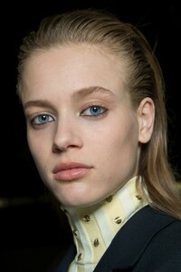 backstage-defile-sportmax-automne-hiver-2019-2020-milan-coulisses-46.thumb.jpg.09e0b5f1680a11545df7a69db534f857.jpg