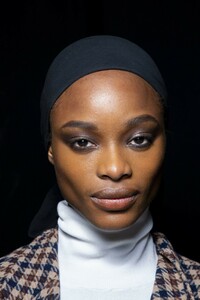 backstage-defile-tom-ford-automne-hiver-2019-2020-new-york-coulisses-6.thumb.jpg.7f632a6318917d192d47f45b39261297.jpg