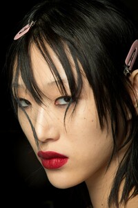 backstage-defile-versace-automne-hiver-2019-2020-milan-coulisses-1.thumb.jpg.71502e9be50249bc810835f88727e49a.jpg