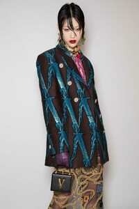 backstage-defile-versace-automne-hiver-2019-2020-milan-coulisses-114.thumb.jpg.36d12852c873f170a7a0dcc69577faa4.jpg