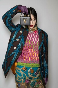 backstage-defile-versace-automne-hiver-2019-2020-milan-coulisses-117.thumb.jpg.2b1fbdfb3d187c85f597b2625dbbf0f1.jpg