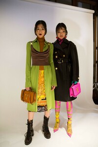 backstage-defile-versace-automne-hiver-2019-2020-milan-coulisses-149.thumb.jpg.aa2b4807e24d331402fa6713ae501f54.jpg