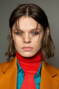 backstage-defile-versace-automne-hiver-2019-2020-milan-coulisses-33.thumb.jpg.971a32020f6ad34193320510a743d135.jpg