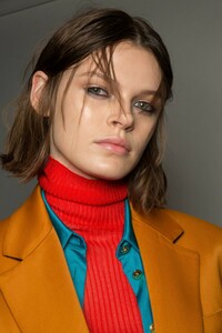 backstage-defile-versace-automne-hiver-2019-2020-milan-coulisses-34.thumb.jpg.15c000c2031fc3a15a984dd4f8b7fe61.jpg