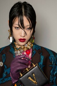 backstage-defile-versace-automne-hiver-2019-2020-milan-coulisses-38.thumb.jpg.b9ad8d2dc1d76ef6fc74156c9ee36adf.jpg