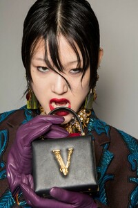 backstage-defile-versace-automne-hiver-2019-2020-milan-coulisses-39.thumb.jpg.5b7e6368e5dff272c650dfb3a19f5ff4.jpg