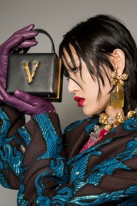 backstage-defile-versace-automne-hiver-2019-2020-milan-coulisses-41.thumb.jpg.61d1db9f0498d39006bbf8be753cc21e.jpg