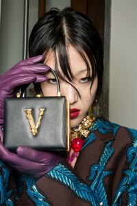 backstage-defile-versace-automne-hiver-2019-2020-milan-coulisses-42.thumb.jpg.881356af2ceb704e3d4b93111ecc94c3.jpg