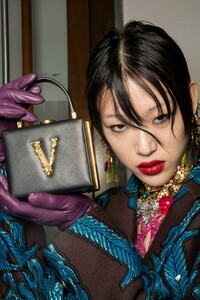 backstage-defile-versace-automne-hiver-2019-2020-milan-coulisses-43.thumb.jpg.0e8807caa7a4b6b02e21995022cdd3bd.jpg