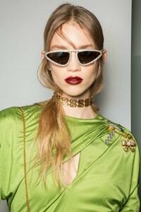 backstage-defile-versace-automne-hiver-2019-2020-milan-coulisses-49.thumb.jpg.04831716f948365630c9a1053a933195.jpg
