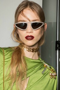backstage-defile-versace-automne-hiver-2019-2020-milan-coulisses-50.thumb.jpg.9b89a48b98153d51ff1205bc8f8374ab.jpg