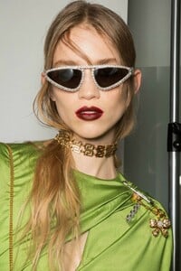 backstage-defile-versace-automne-hiver-2019-2020-milan-coulisses-50.thumb.jpg.9b89a48b98153d51ff1205bc8f8374ab.jpg