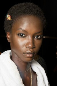 backstage-defile-versace-automne-hiver-2019-2020-milan-coulisses-7.thumb.jpg.9d8c36f1f85acccb48ce54dd1ba9ad43.jpg