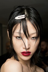 backstage-defile-versace-automne-hiver-2019-2020-milan-coulisses-86.thumb.jpg.c554b86f299611ff0807613746189638.jpg