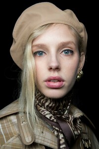 backstage-defile-zimmermann-automne-hiver-2019-2020-new-york-coulisses-16.thumb.jpg.ff5cee6d10e8c045dcb2f6564b966e4a.jpg