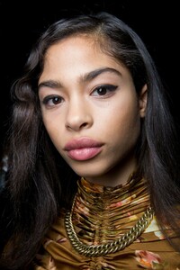 backstage-defile-zimmermann-automne-hiver-2019-2020-new-york-coulisses-41.thumb.jpg.e60819bc3bbf1fdd41c01320cec73c23.jpg