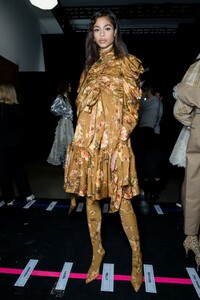 backstage-defile-zimmermann-automne-hiver-2019-2020-new-york-coulisses-43.thumb.jpg.ea4f0affec1dcad99f90fd2adf05d376.jpg