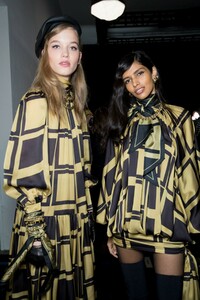 backstage-defile-zimmermann-automne-hiver-2019-2020-new-york-coulisses-53.thumb.jpg.2aded34a2a822b9ec10651d74183b956.jpg