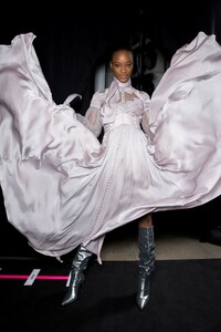 backstage-defile-zimmermann-automne-hiver-2019-2020-new-york-coulisses-63.thumb.jpg.b7d27aae29a65129376d92712f8ac8ab.jpg